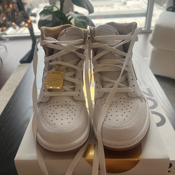 Air Jordan 1 Retro High OG "White and Gold" Women's Shoes - Picture 4 of 5